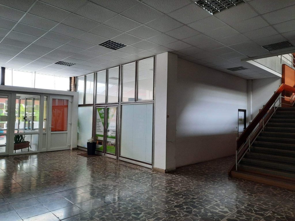 Obchodný priestor vo vestibule budovy na Vajanského 22 v Trnave